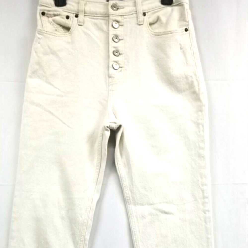 NEW aberocombie & fitch Women Ultra high rise jeansize 31.
